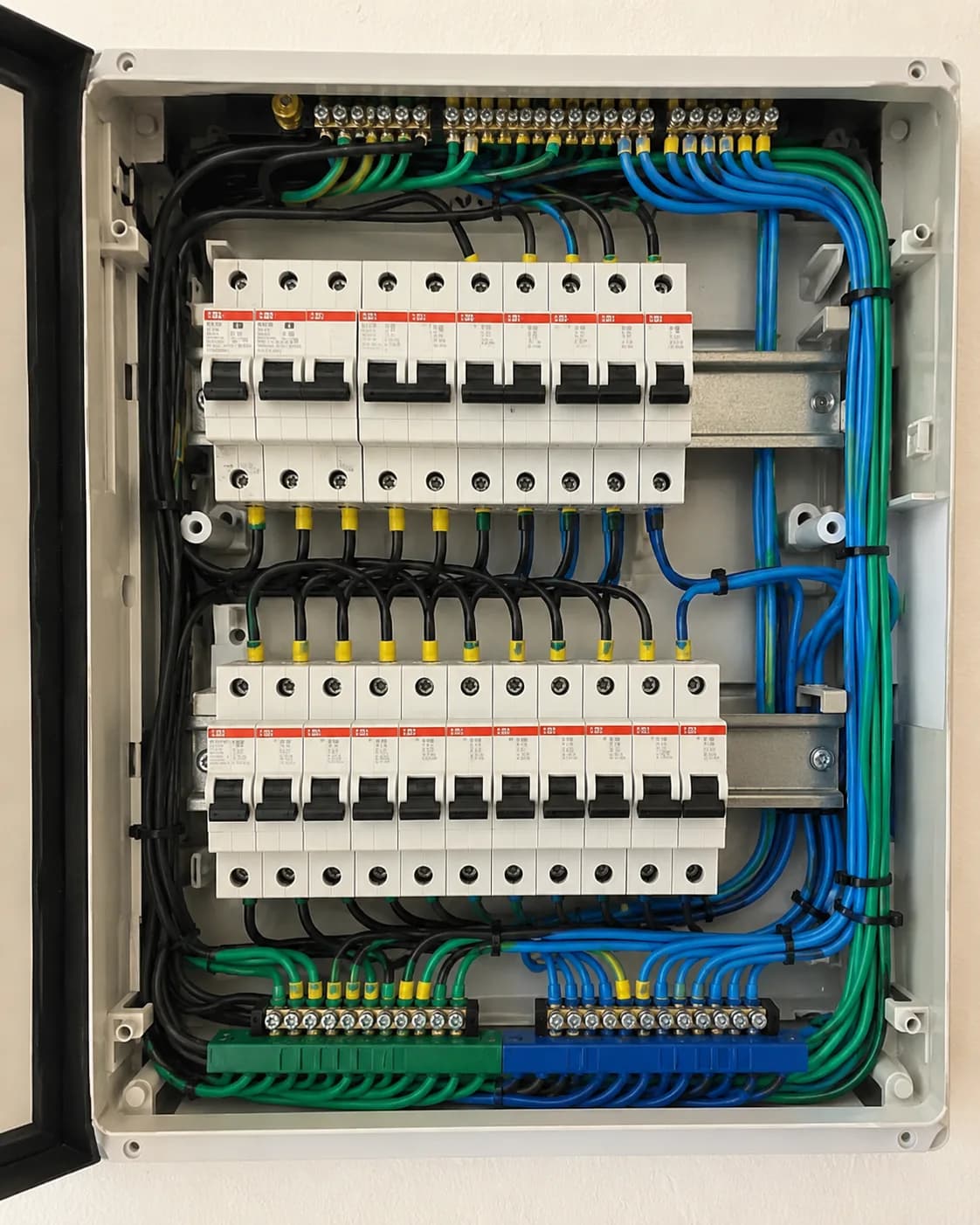 Quadro de disjuntores organizado, trabalho de Carlos Eletricista em Juiz de Fora